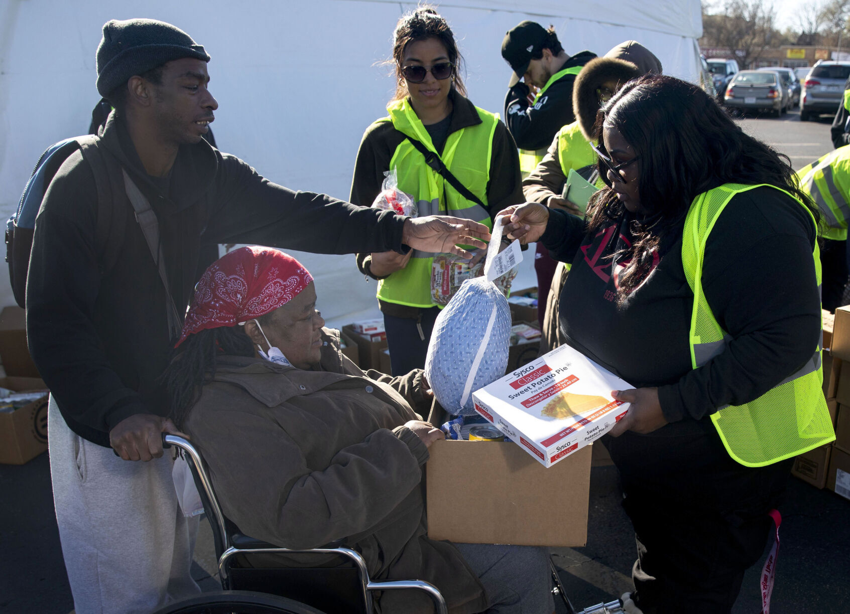 Urban League of Metropolitan St. Louis helps families in need for Thanksgiving